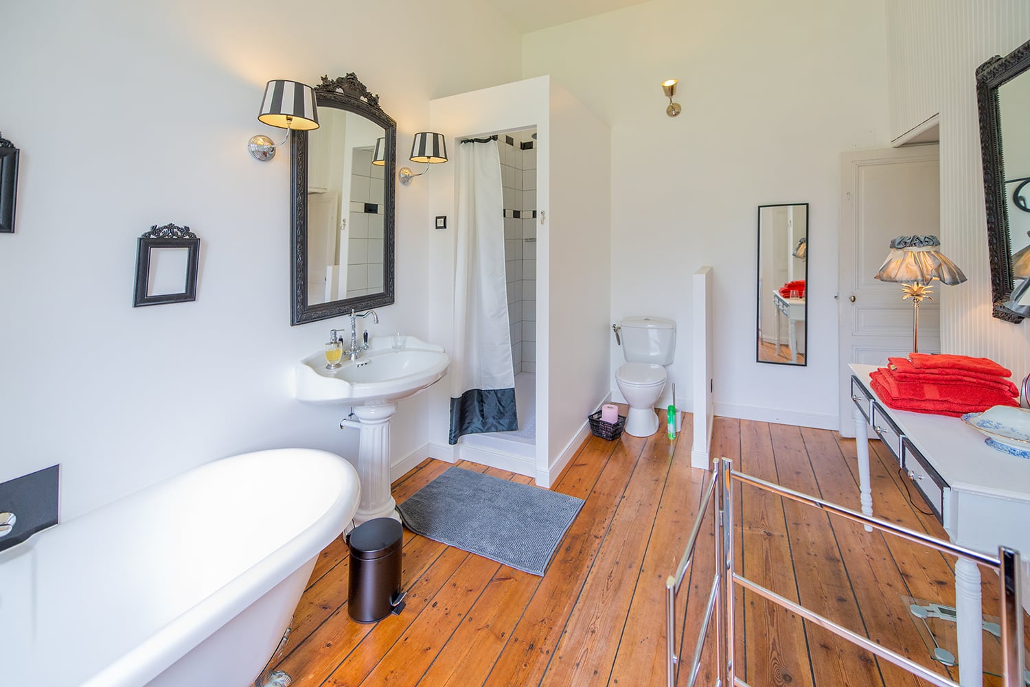 Bathroom | Holiday château in Nouvelle-Aquitaine