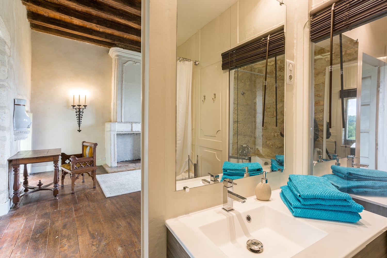 Bathroom | Holiday château in Nouvelle-Aquitaine