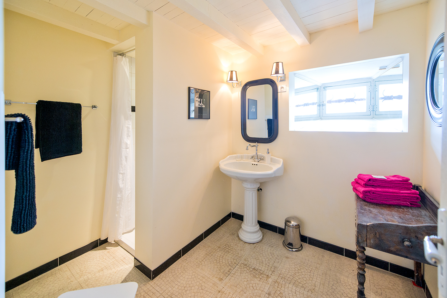 Bathroom | Holiday château in Nouvelle-Aquitaine