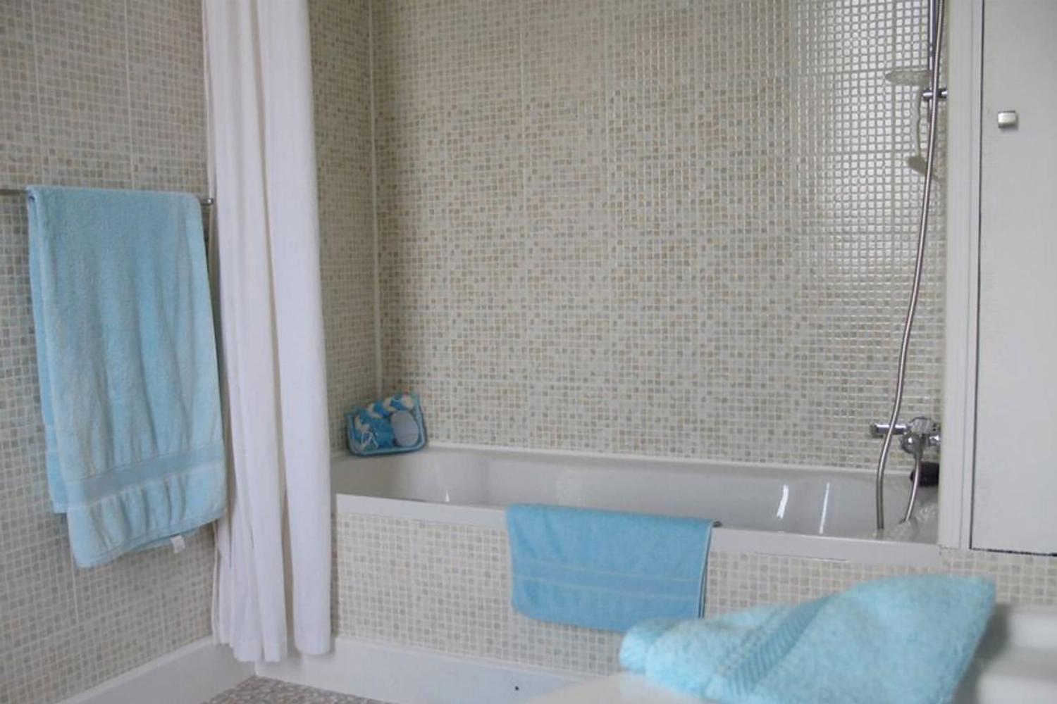 Bathroom | Holiday château in Charente