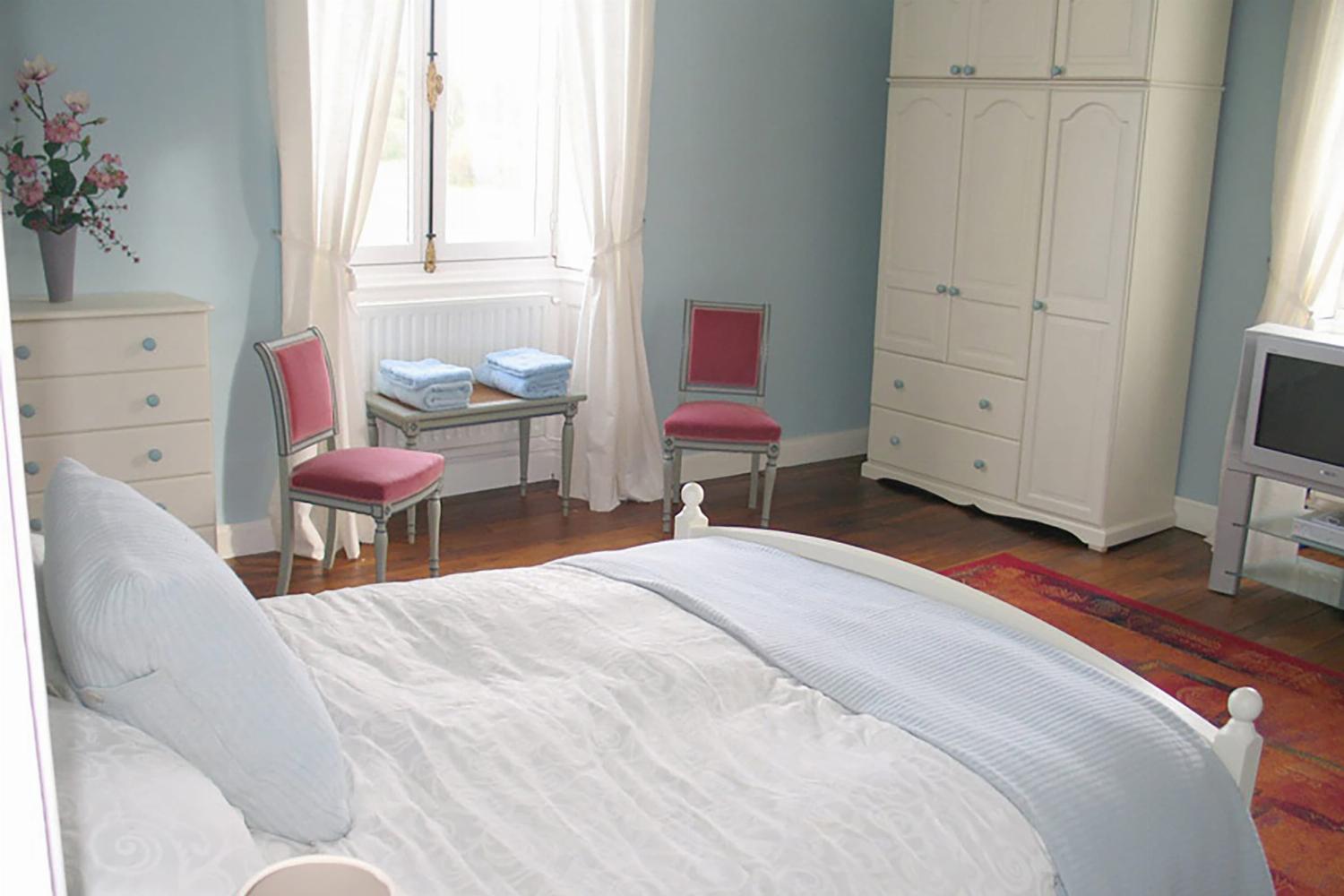 Bedroom | Holiday château in Charente
