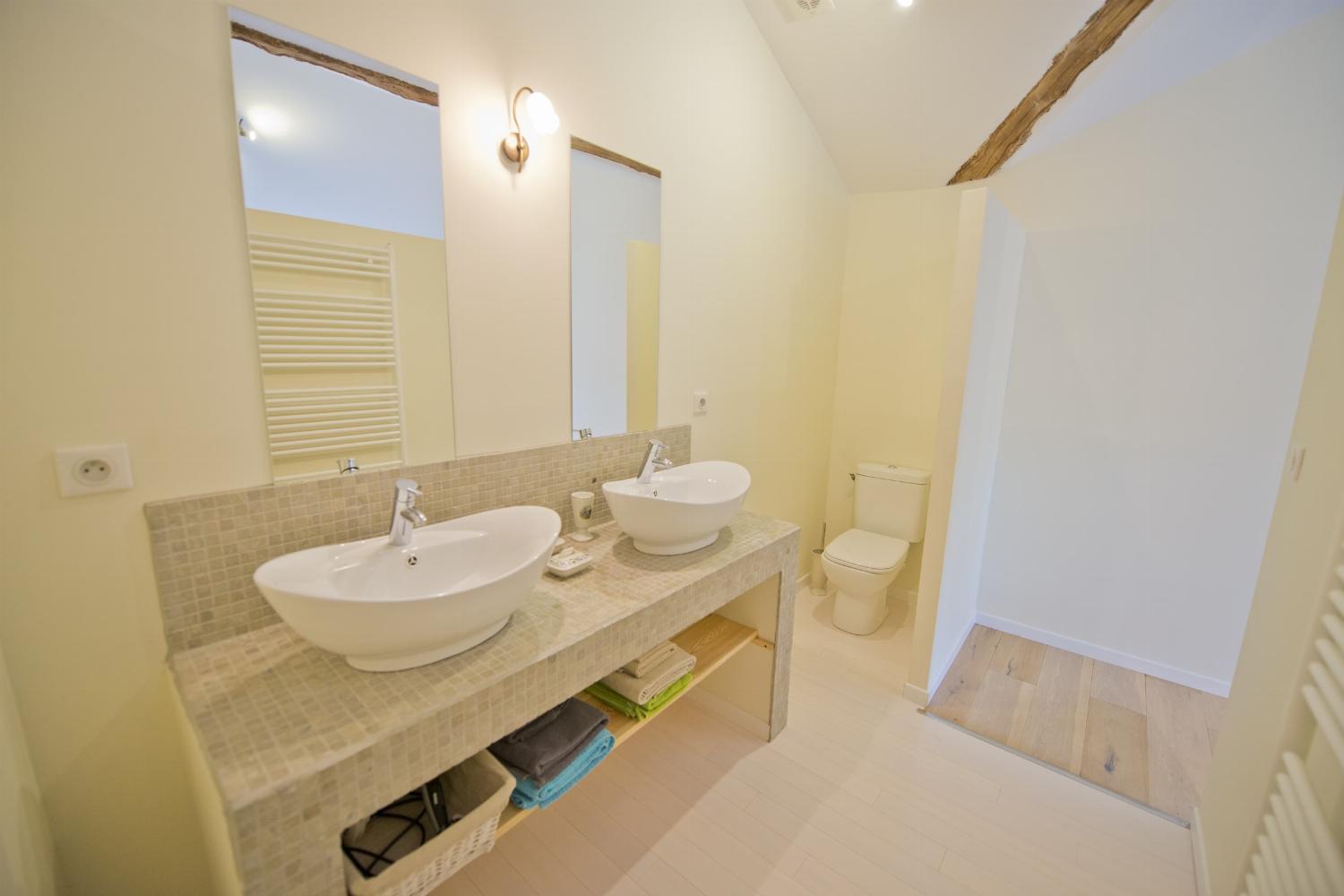 Bathroom | Rental accommodation in Charente