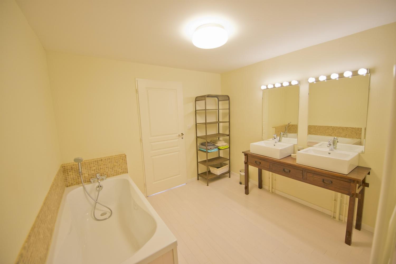 Bathroom | Rental accommodation in Charente