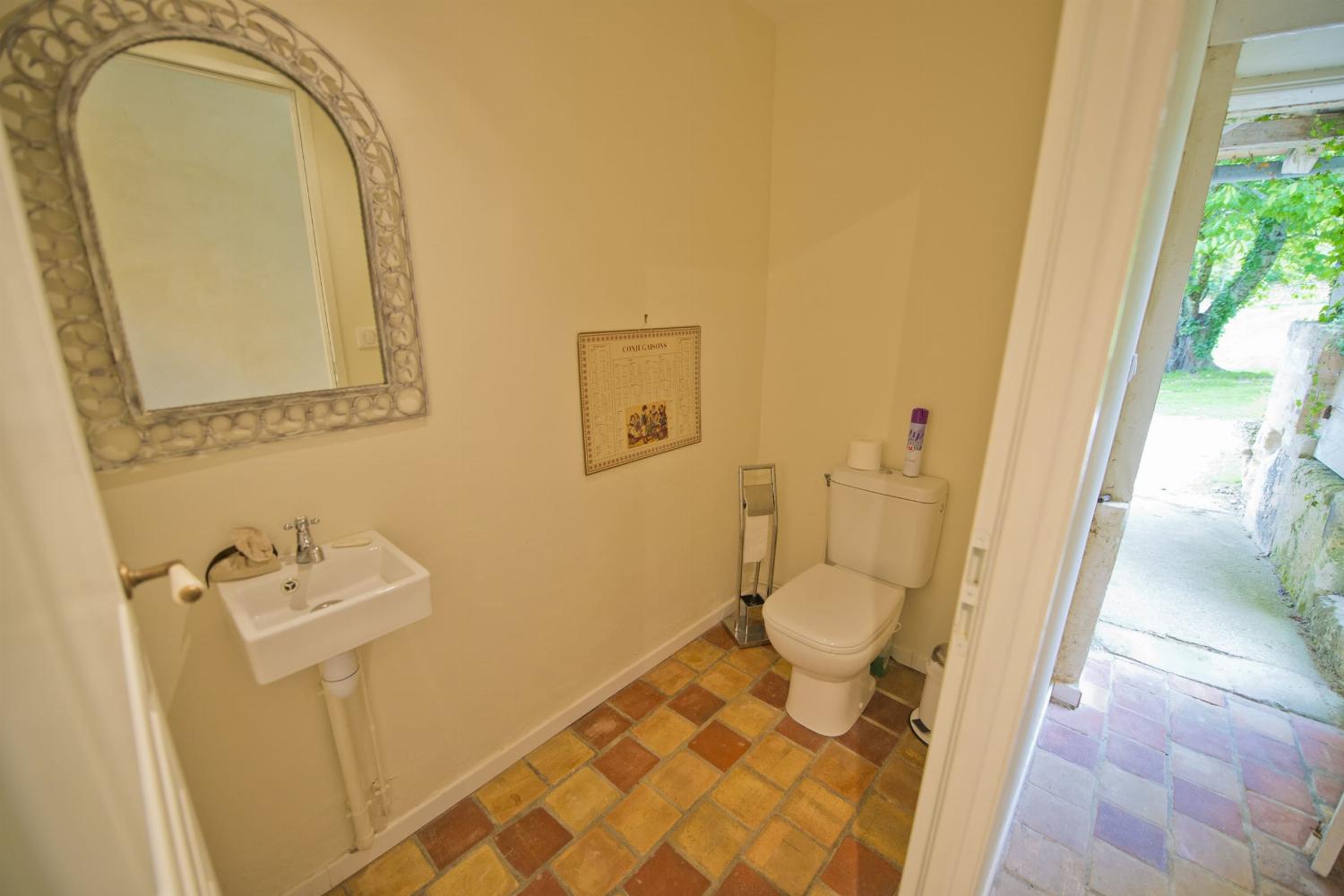 Bathroom | Rental accommodation in Charente