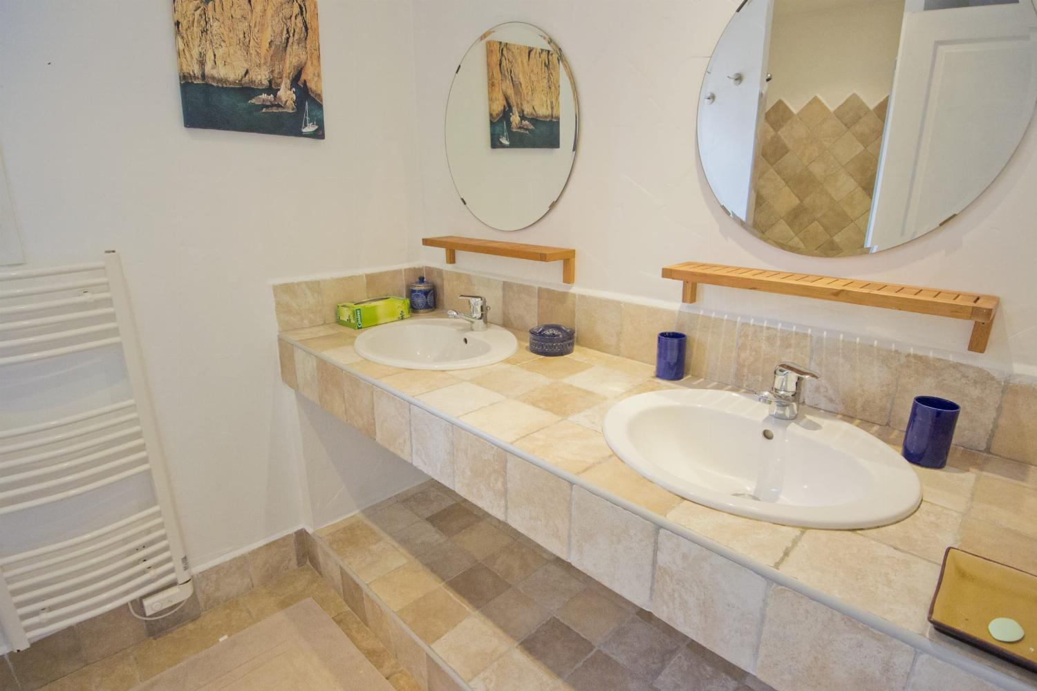 Bathroom | Holiday villa in Corsica