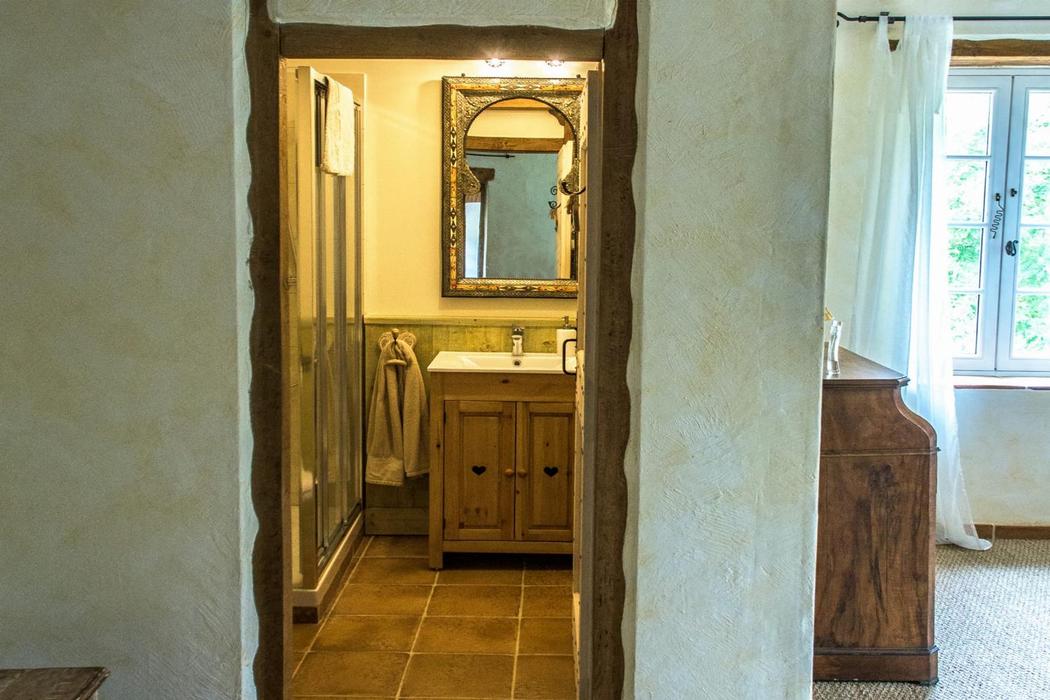 Bathroom | Holiday accommodation in Tarn