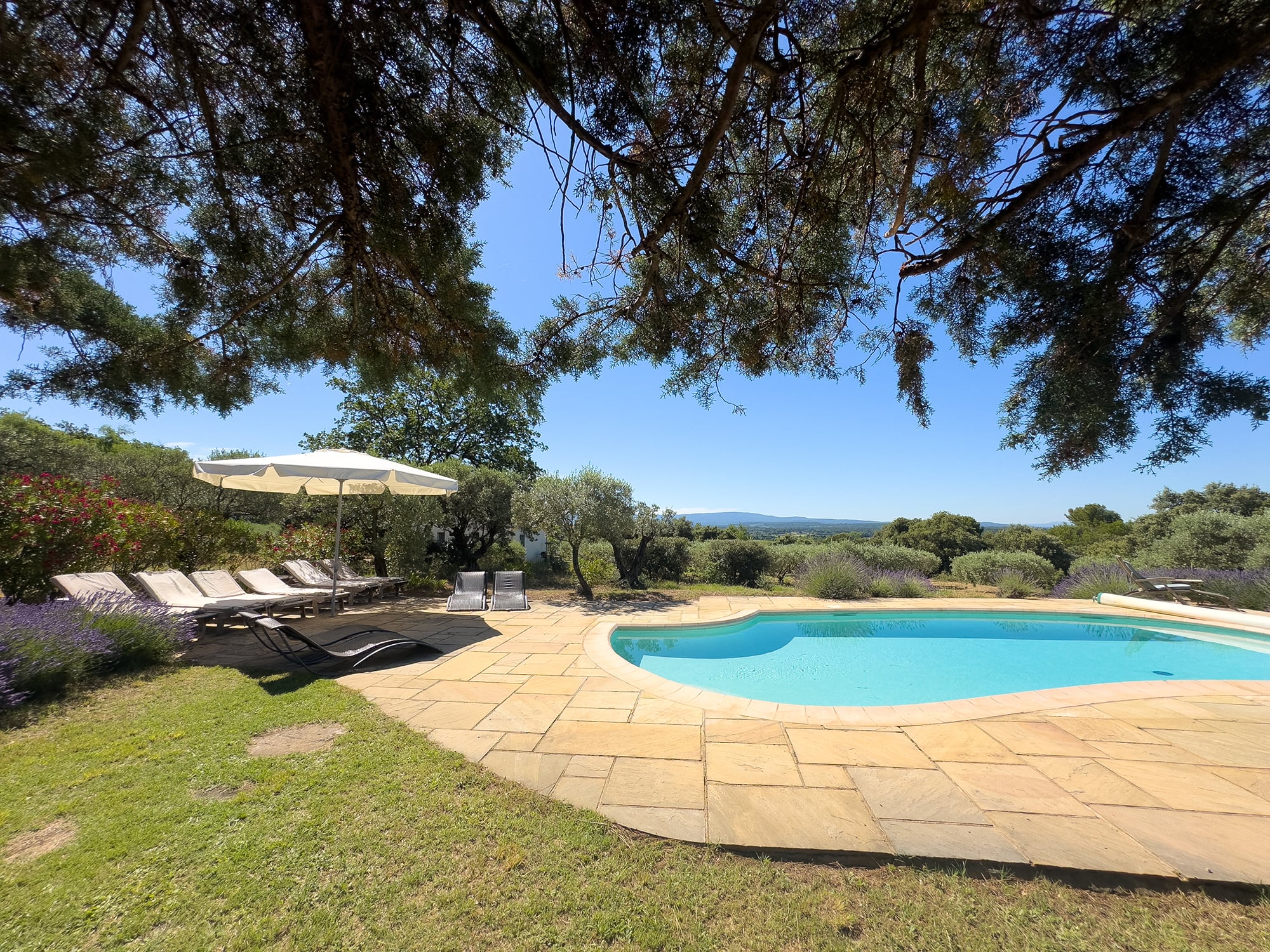 Holiday rental villas and châteaux with private pools in France