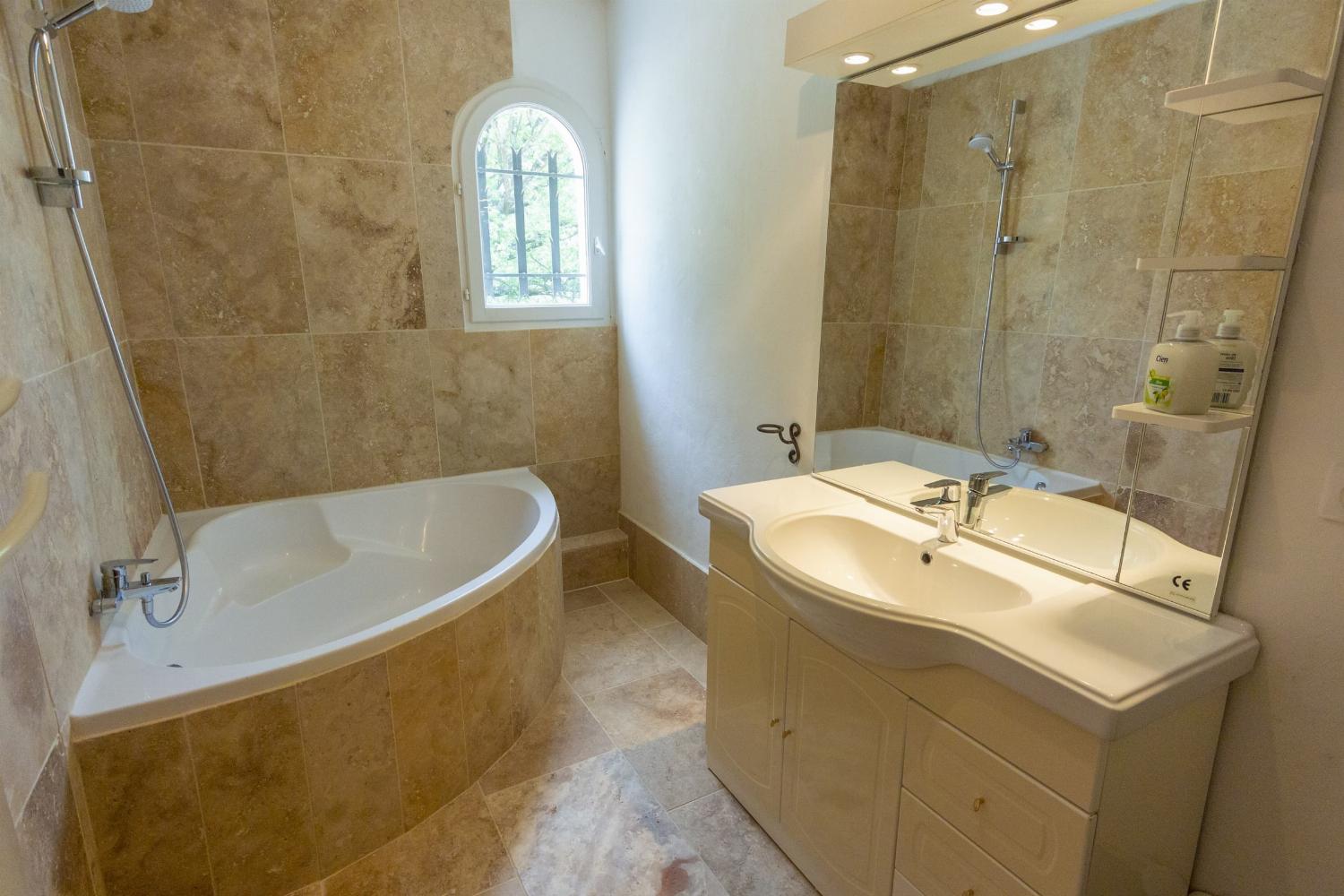 Bathroom | Holiday villa in Provence