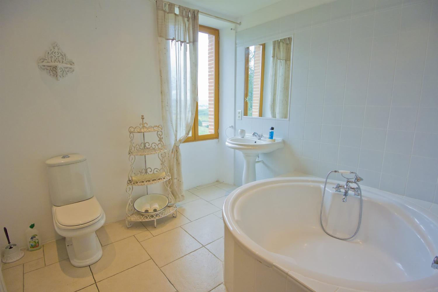 Bathroom | Rental home in Tarn-en-Garonne
