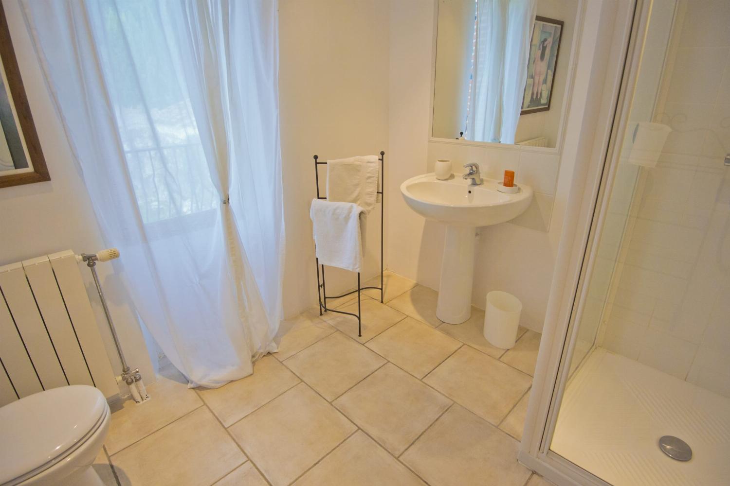 Bathroom | Rental home in Tarn-en-Garonne