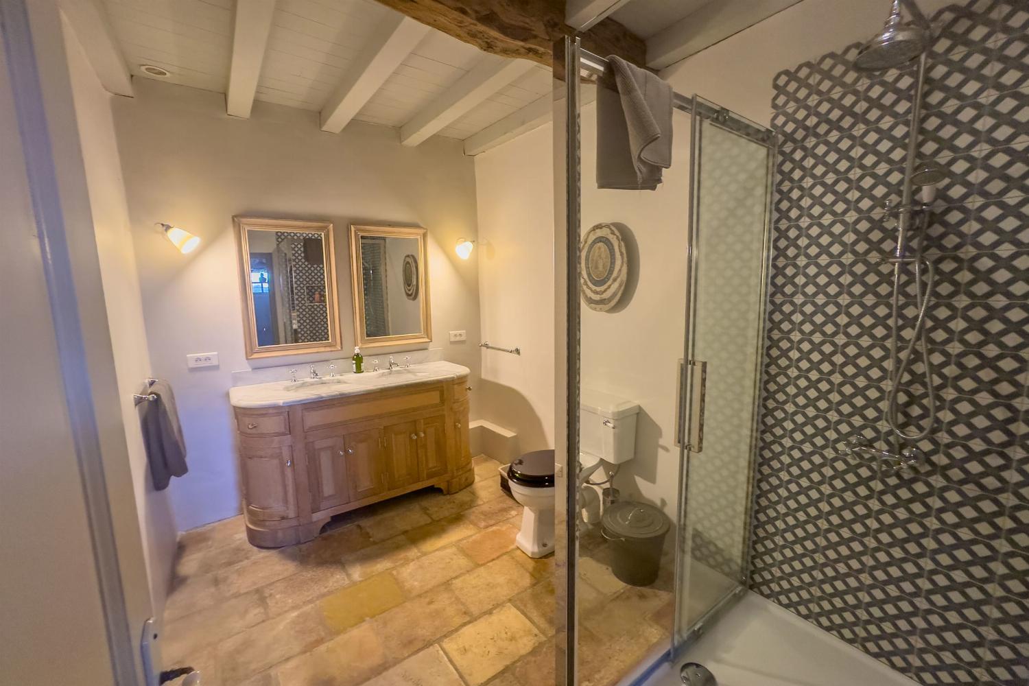 Coach house bathroom | Holiday accommodation in Tarn-en-Garonne
