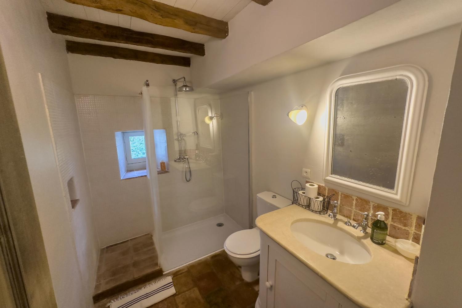 Coach house bathroom | Holiday accommodation in Tarn-en-Garonne