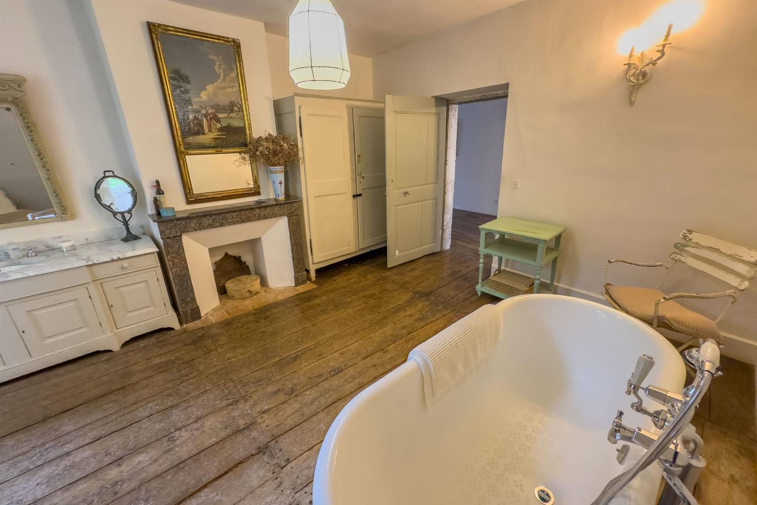 Main house bathroom | Holiday accommodation in Tarn-en-Garonne