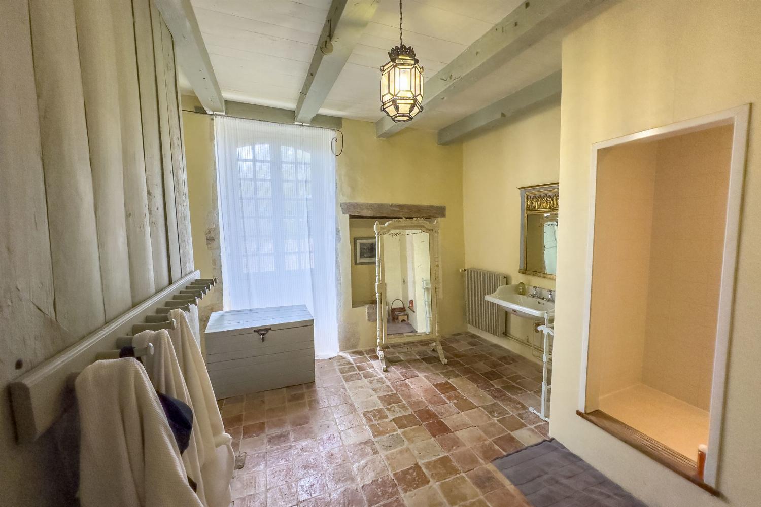 Main house bathroom | Holiday accommodation in Tarn-en-Garonne