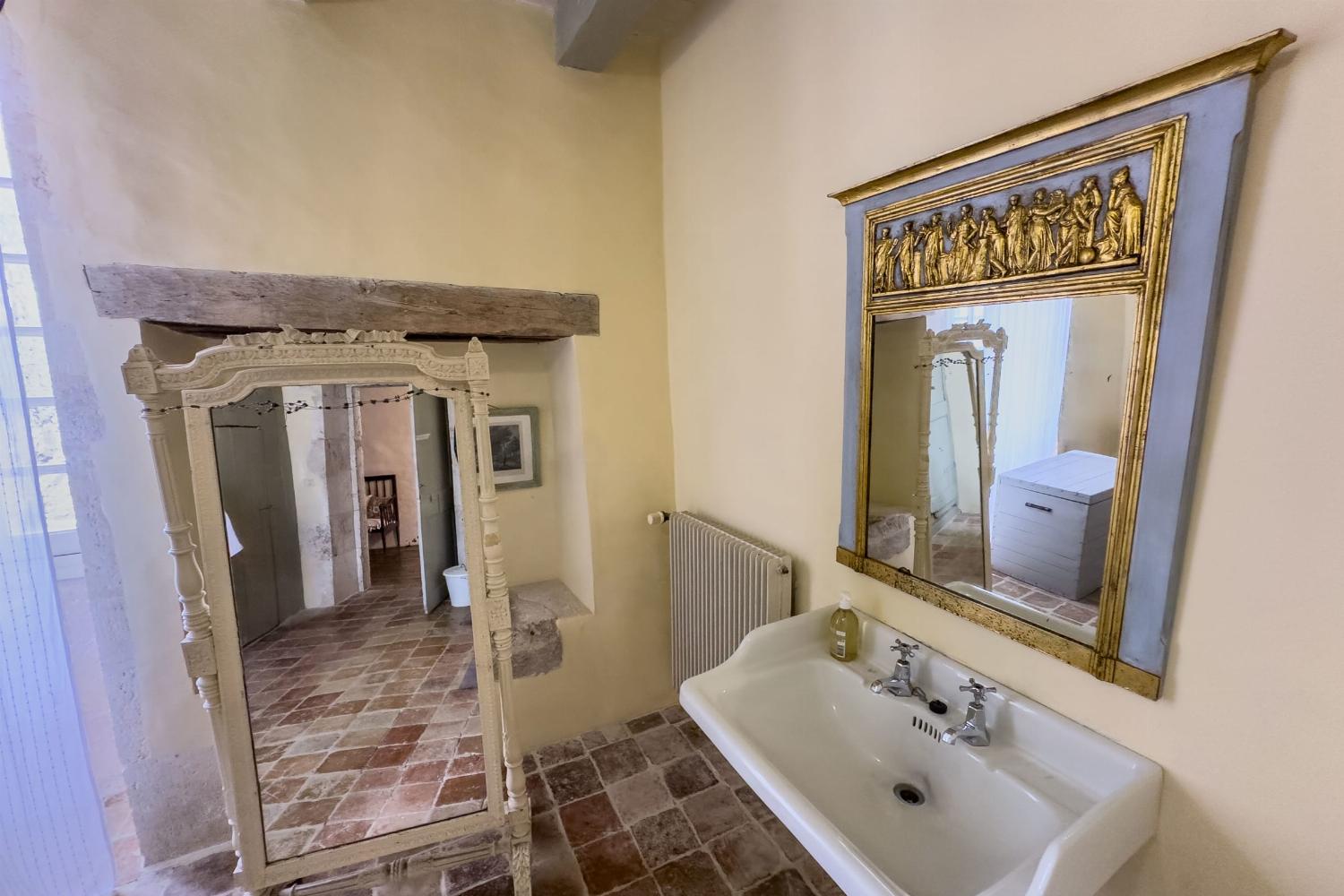 Main house bathroom | Holiday accommodation in Tarn-en-Garonne