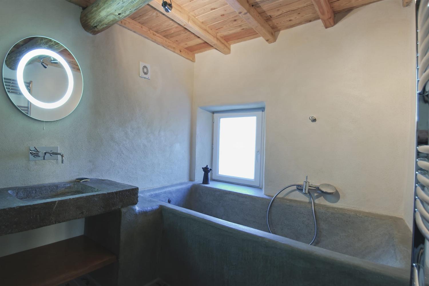 Bathroom | Rental home in South of France