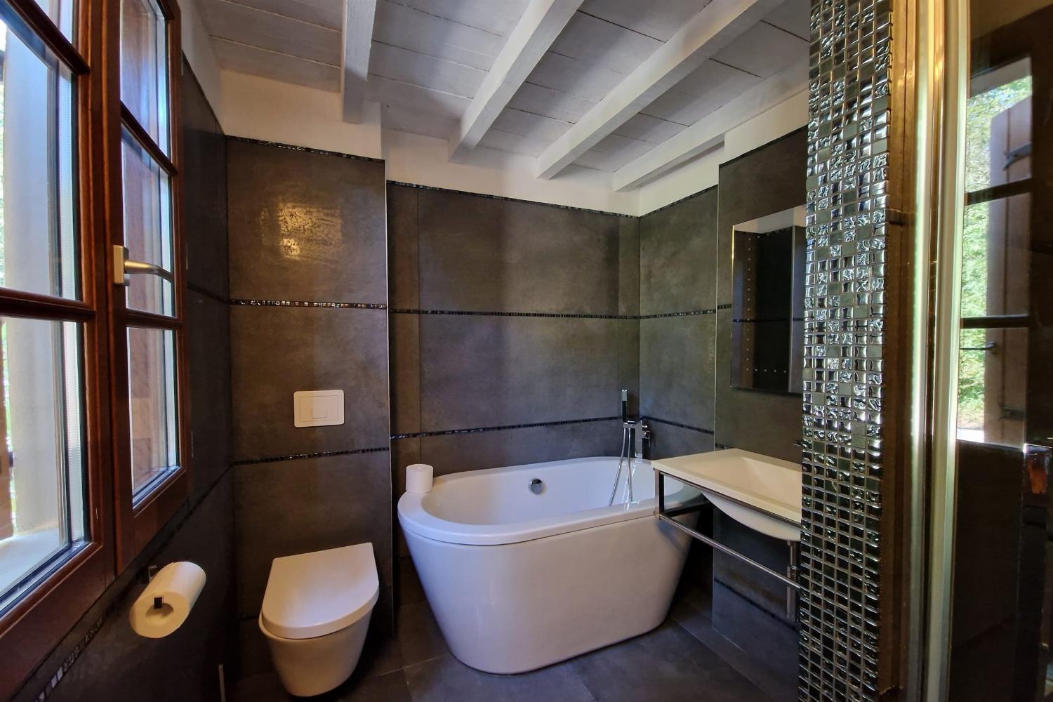 Bathroom | Holiday home in the Gers