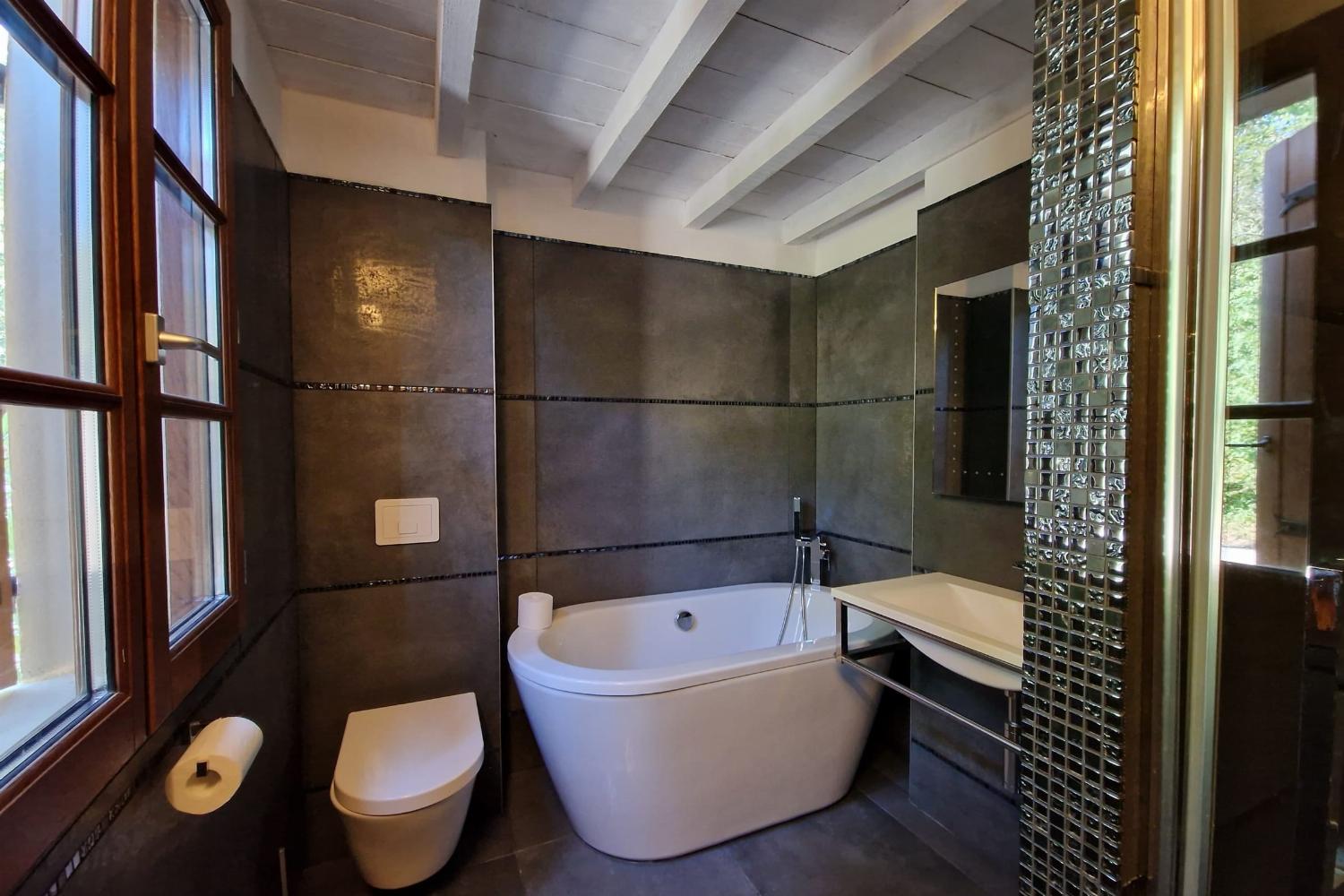 Bathroom | Holiday home in the Gers