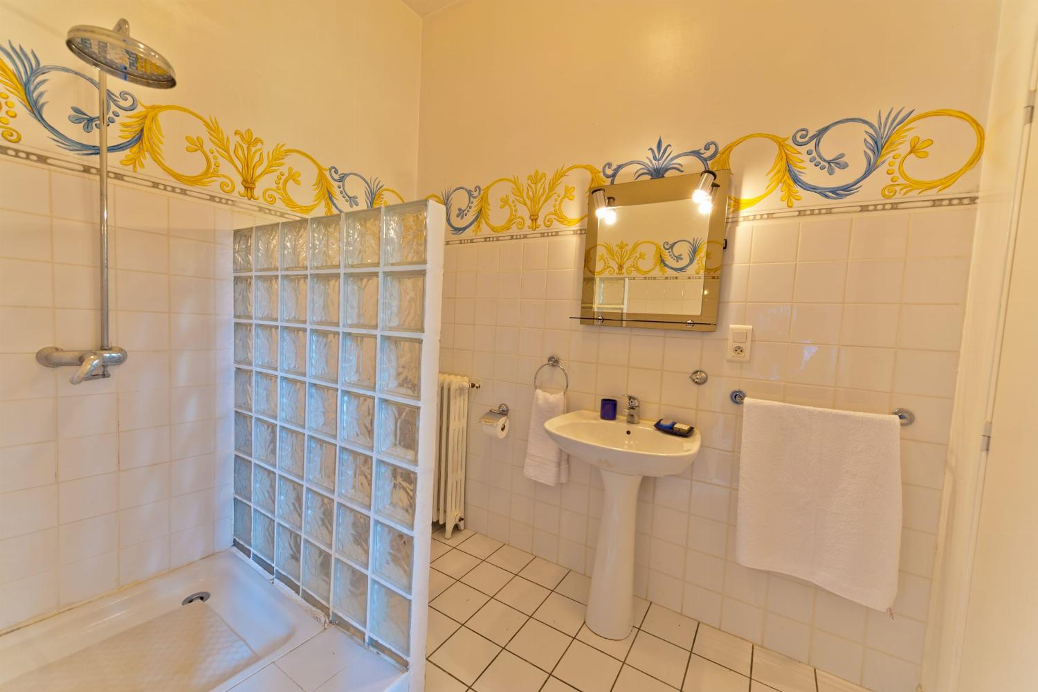 Bathroom | Rental accommodation in the Gers