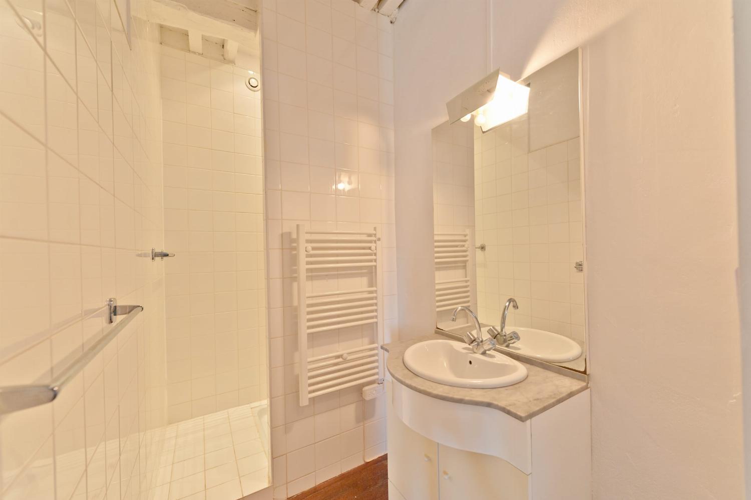 Bathroom | Rental accommodation in the Gers