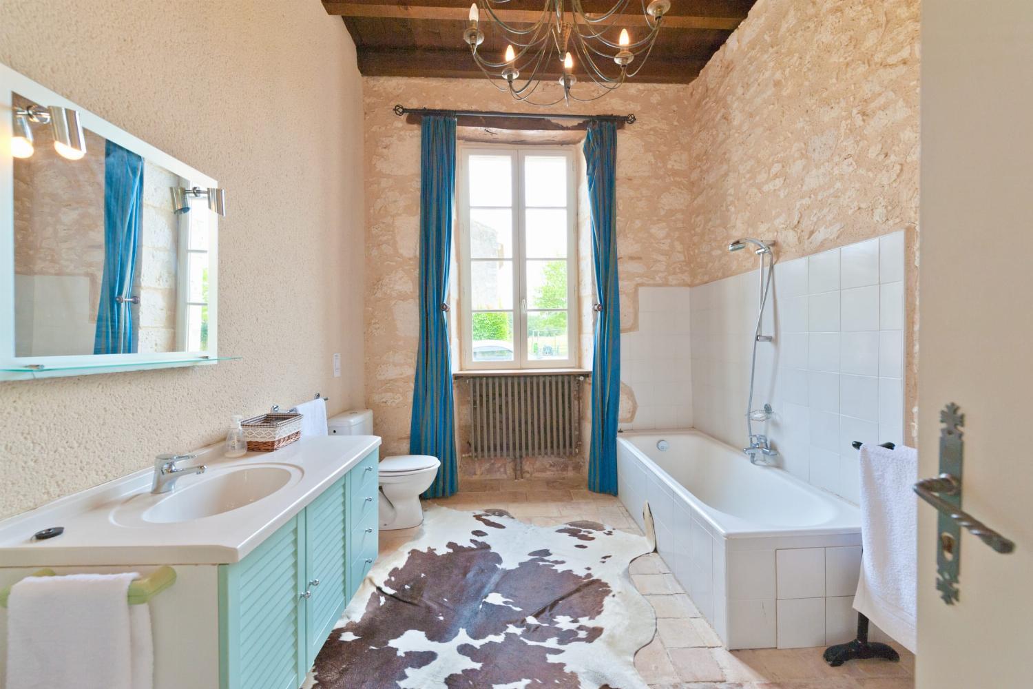 Bathroom | Rental accommodation in the Gers