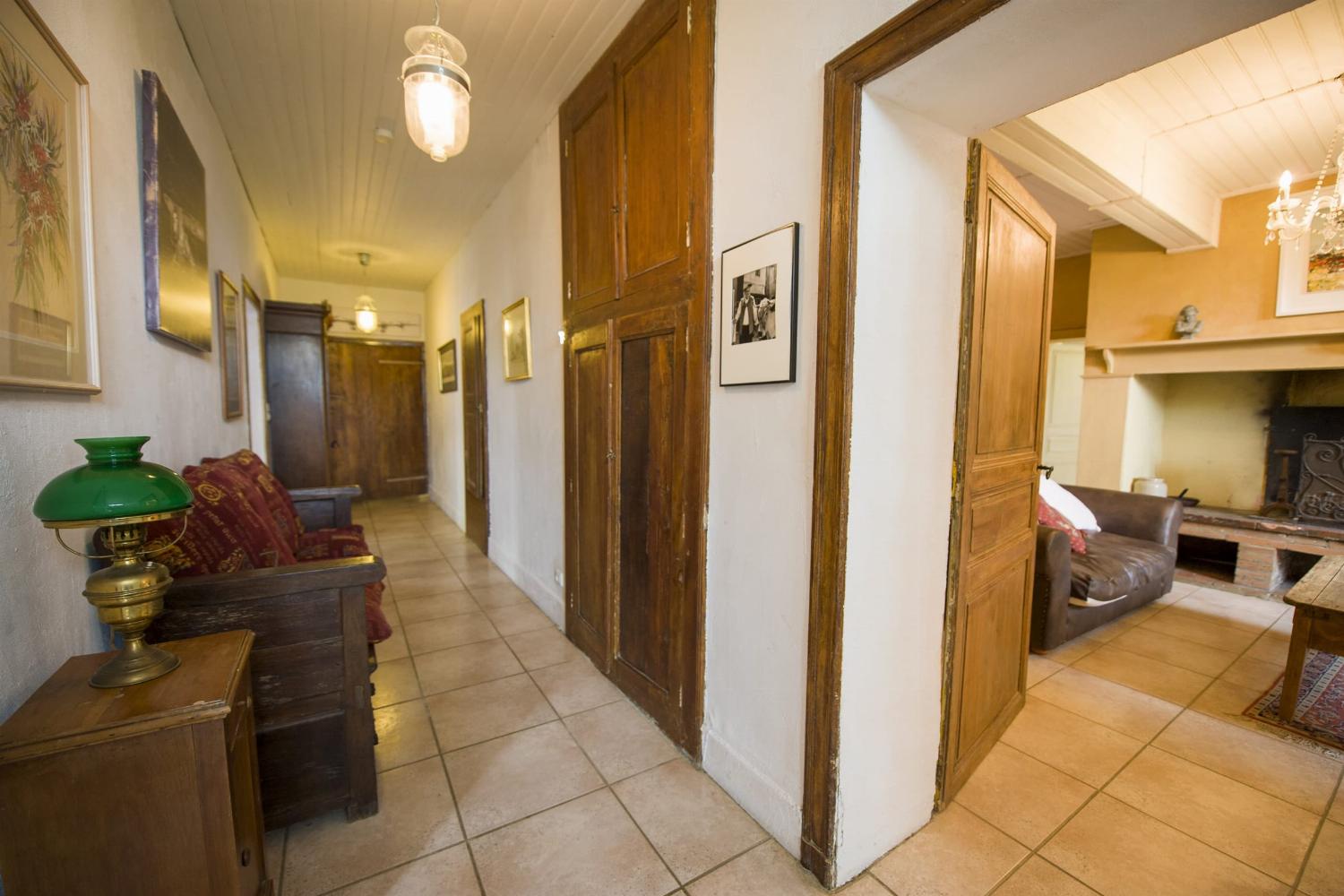 Hallway | Rental home in Haute-Garonne