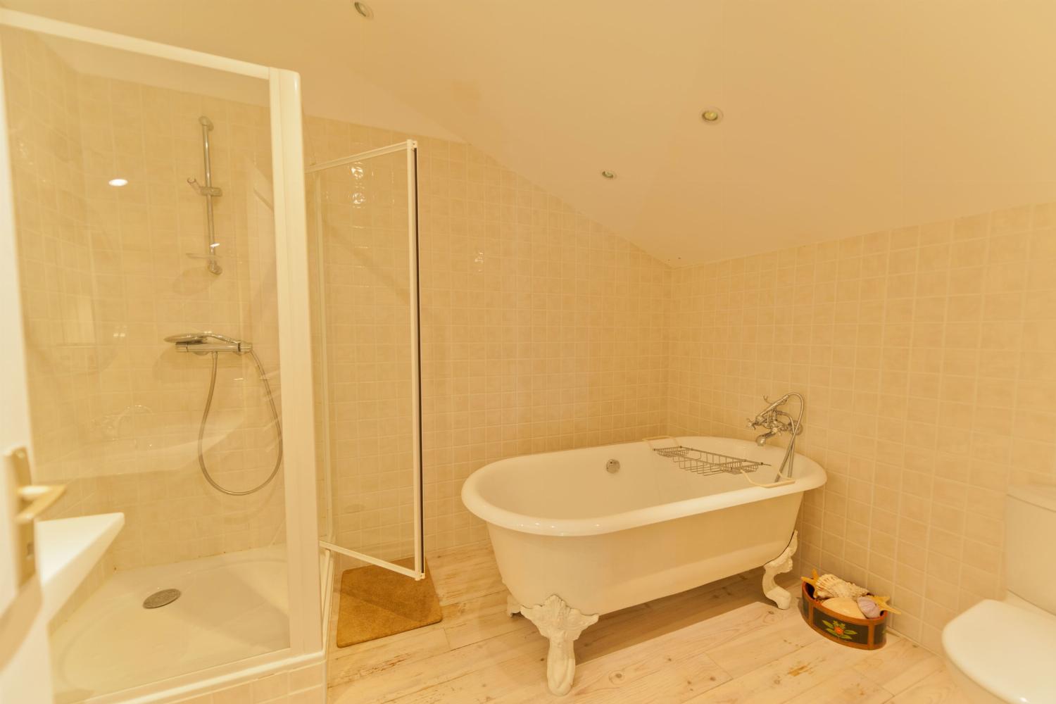 Bathroom | Holiday accommodation in the Gers