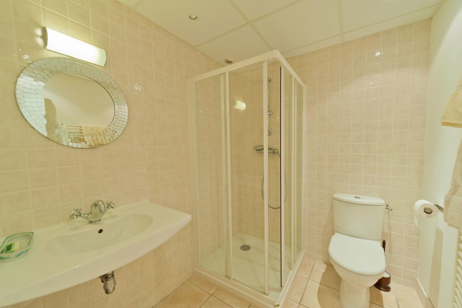 Bathroom | Holiday accommodation in the Gers