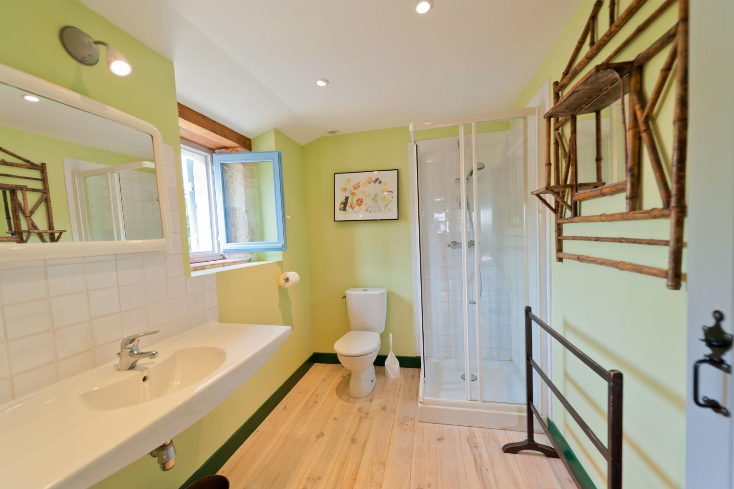 Bathroom | Holiday accommodation in the Gers