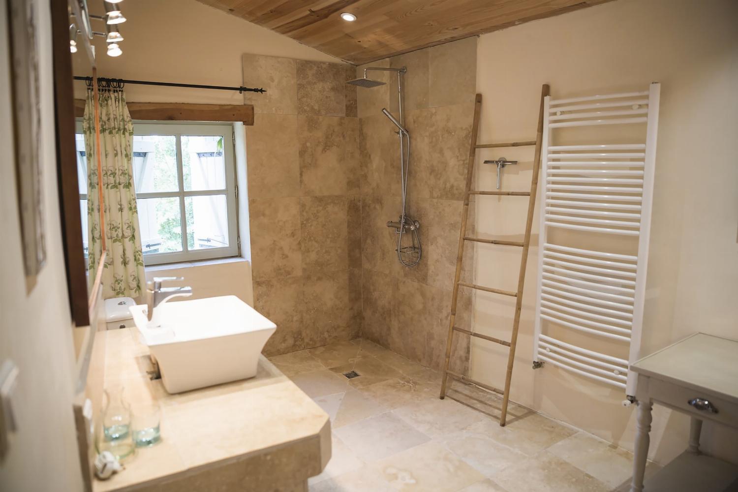 Bathroom | Holiday home in the Gers