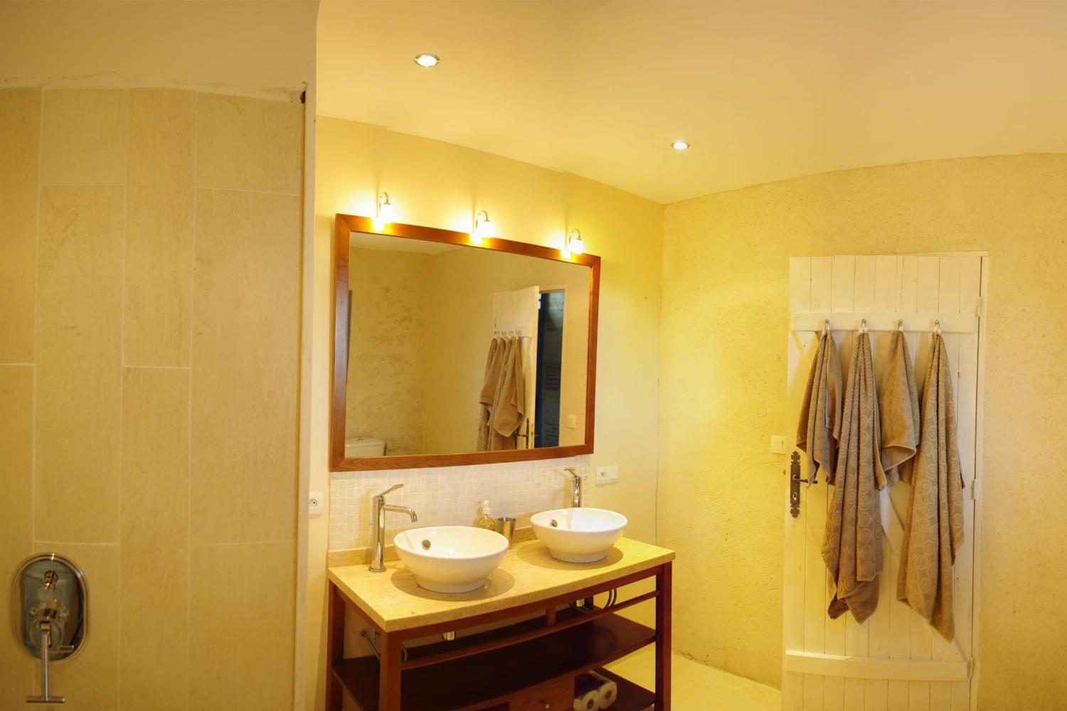 Bathroom | Holiday accommodation in the Gers