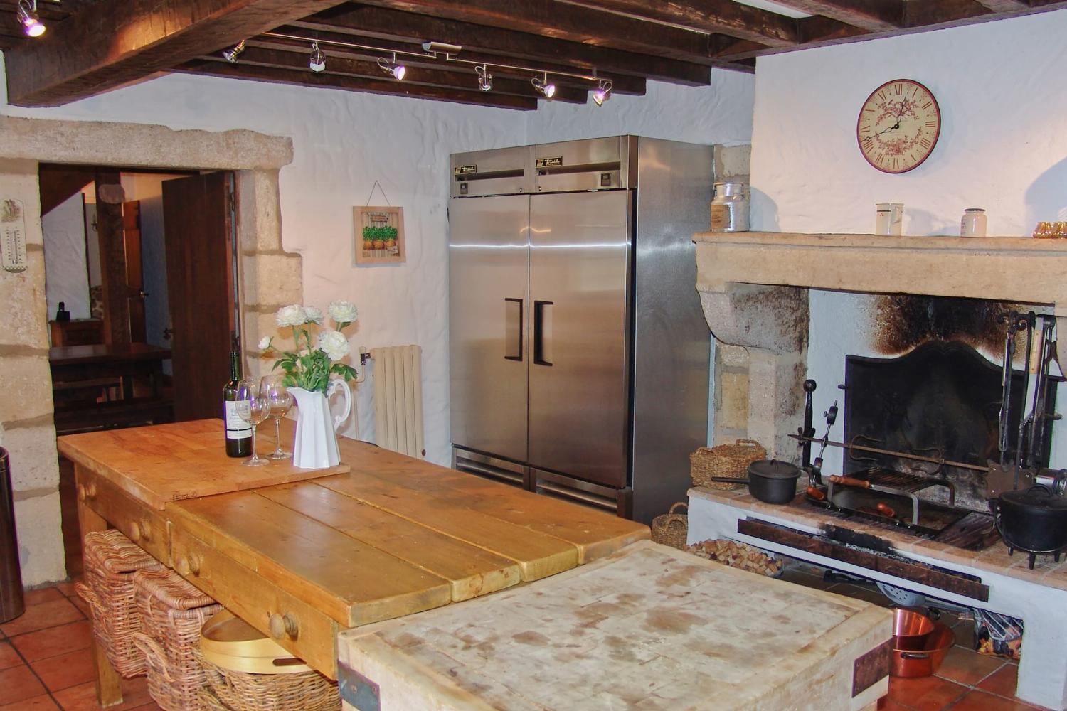 Dining room | Holiday home in Nouvelle-Aquitaine