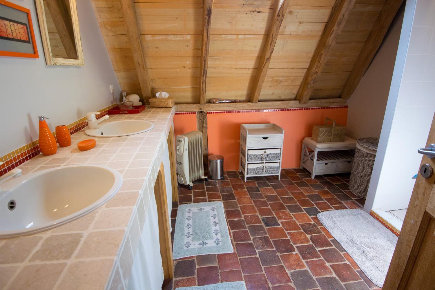 Bathroom | Rental home in the Lot