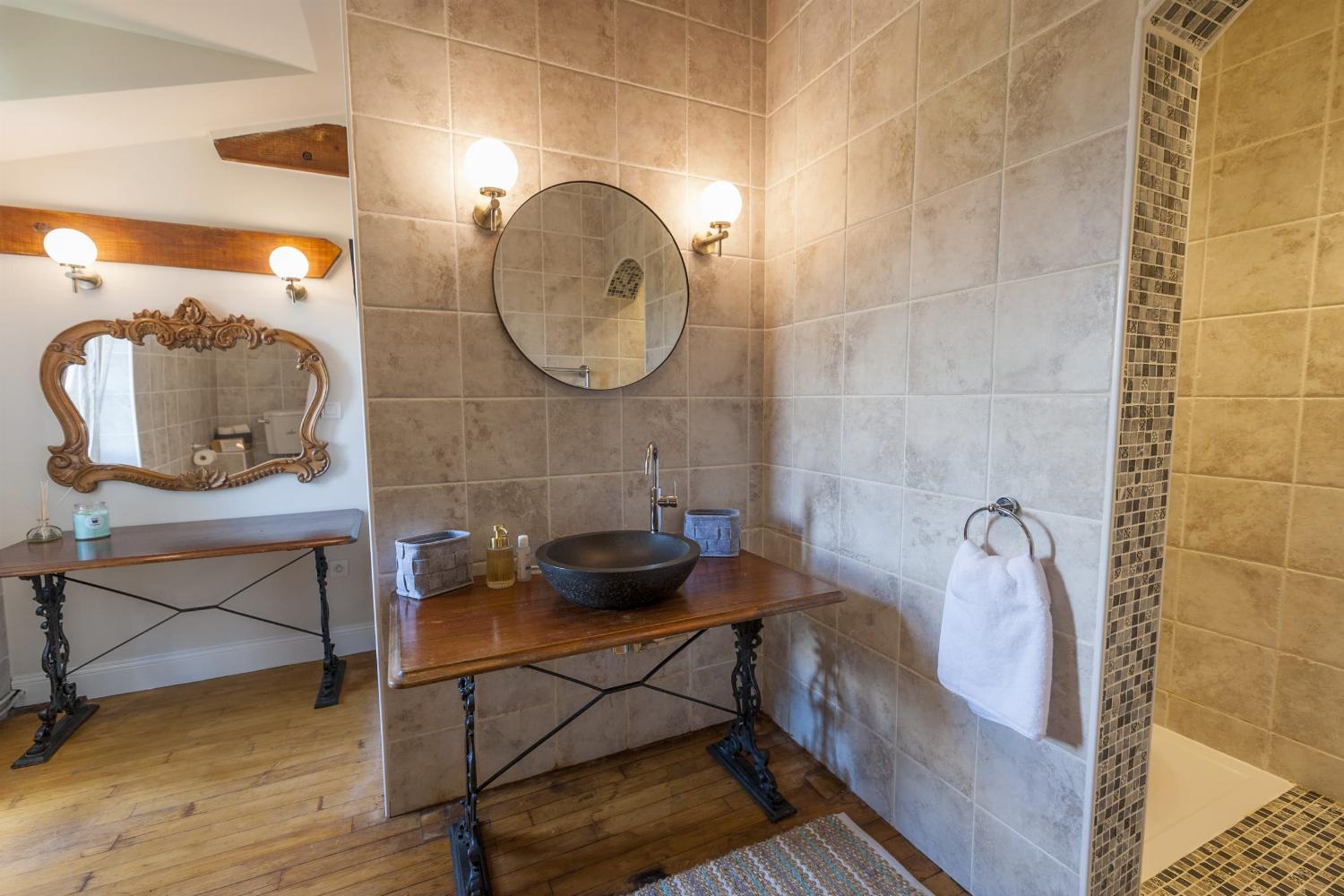 Bathroom | Holiday home in Lot