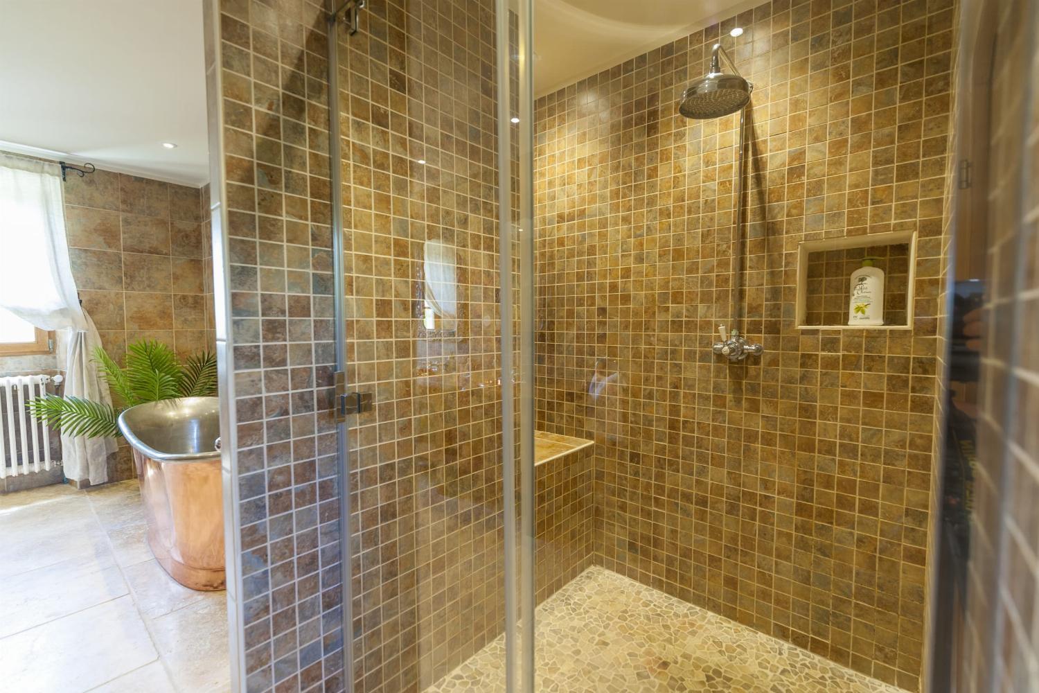 Bathroom | Holiday home in Lot