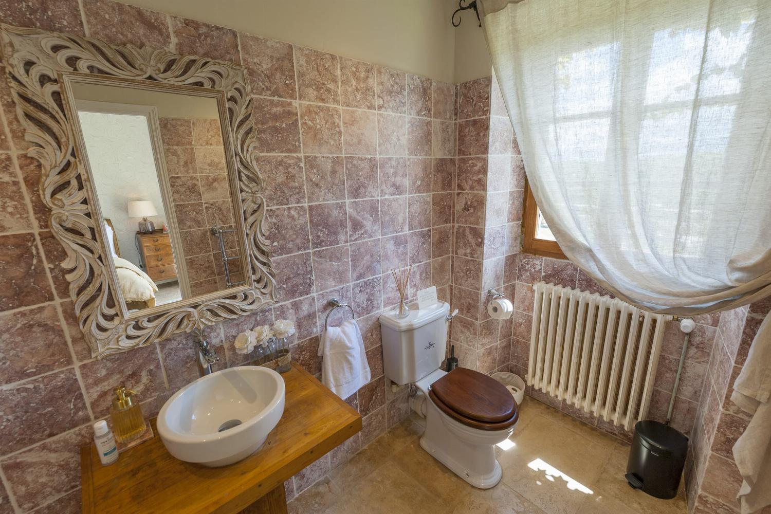 Bathroom | Holiday home in Lot