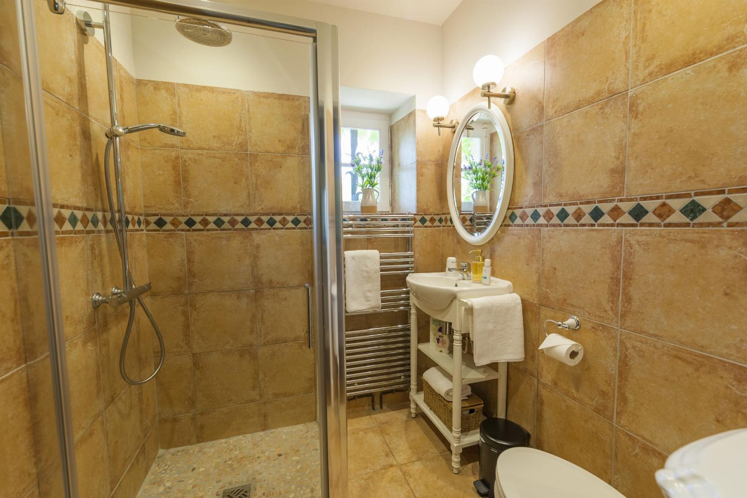 Bathroom | Holiday home in Lot