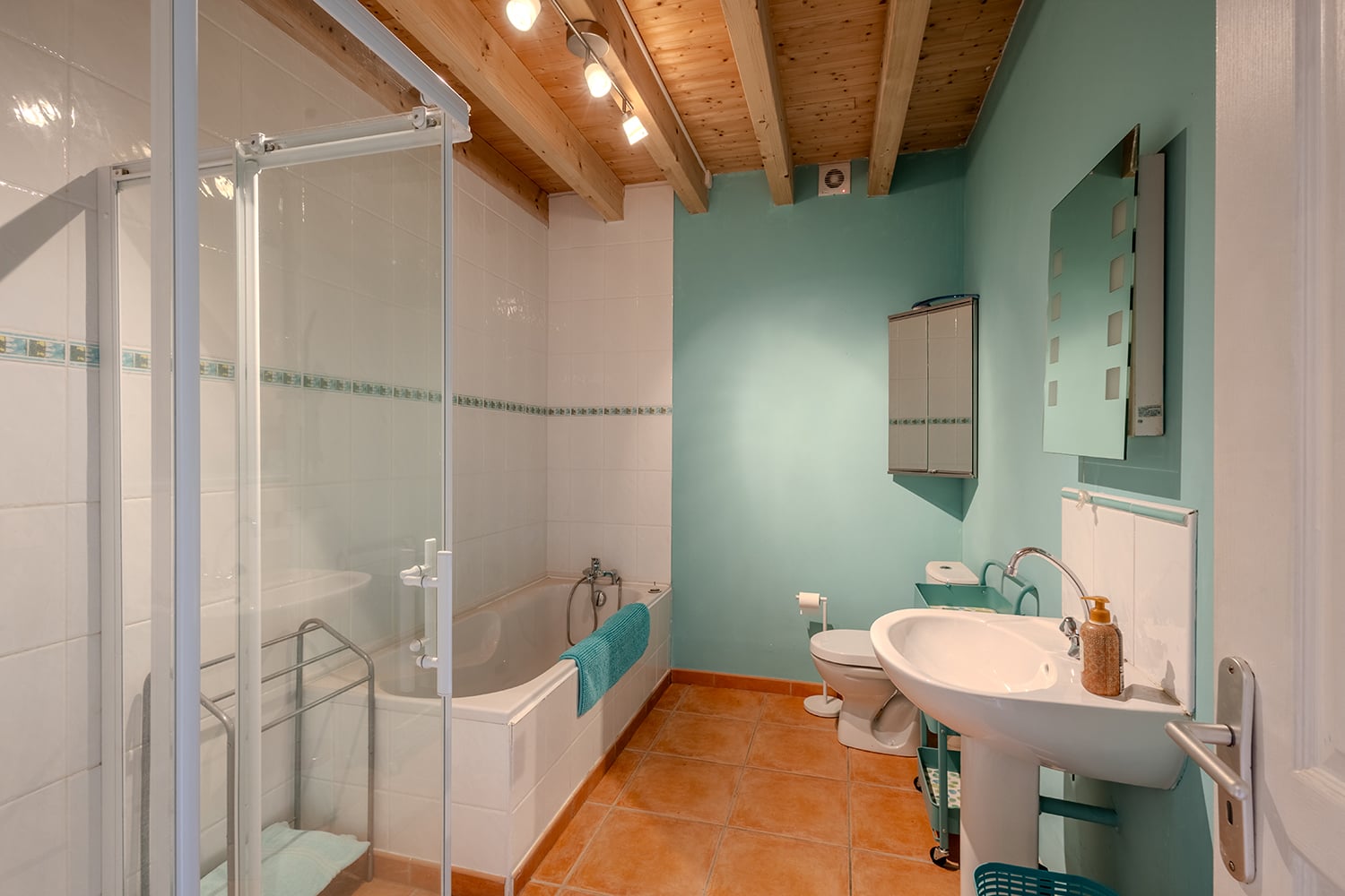 Bathroom | Holiday home in Nouvelle-Aquitaine Bathroom | Holiday home in Nouvelle-Aquitaine