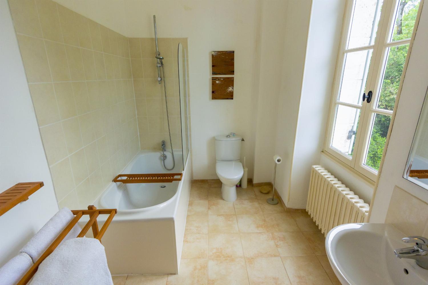 Bathroom | Holiday home in Monflanquin