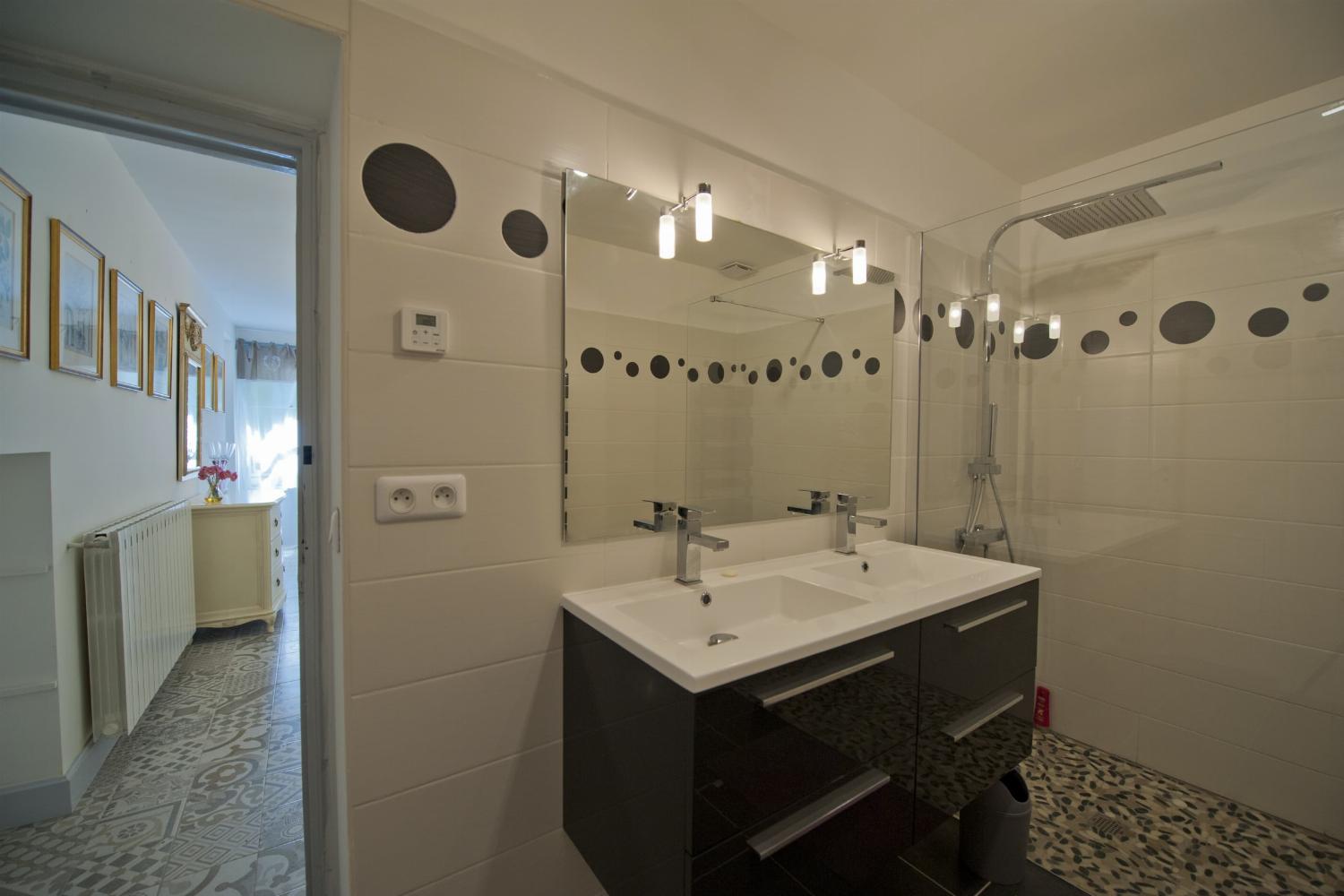 Bathroom | Rental home in South of France