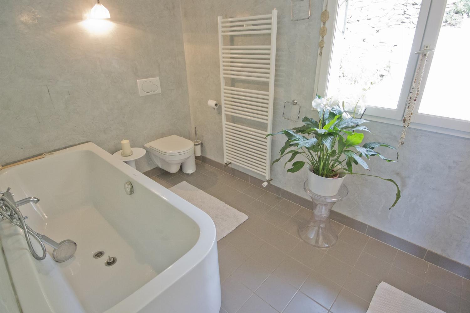 Bathroom | Rental villa in South of France
