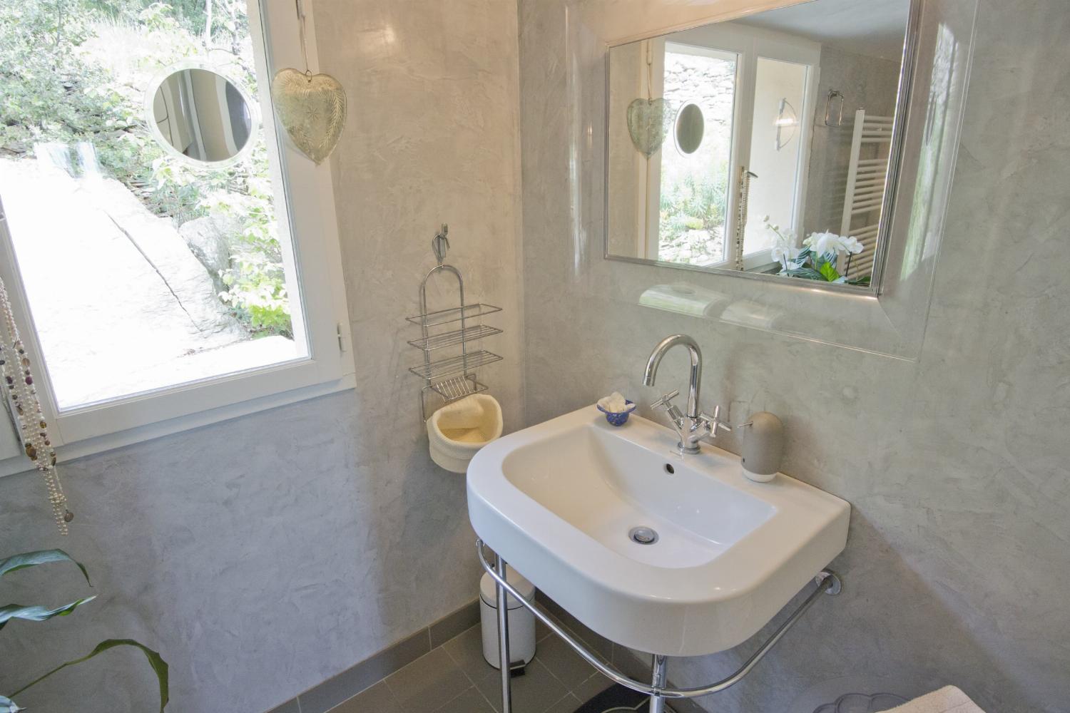 Bathroom | Rental villa in South of France