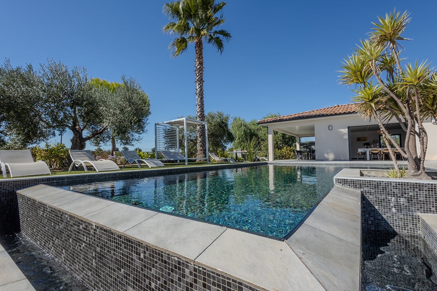 Rental villa in Servian with private pool Rental villa in Servian with private pool