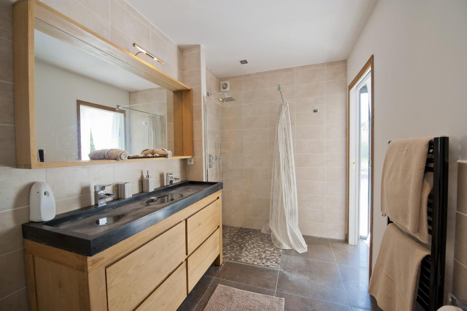 Bathroom | Holiday villa in the South of France