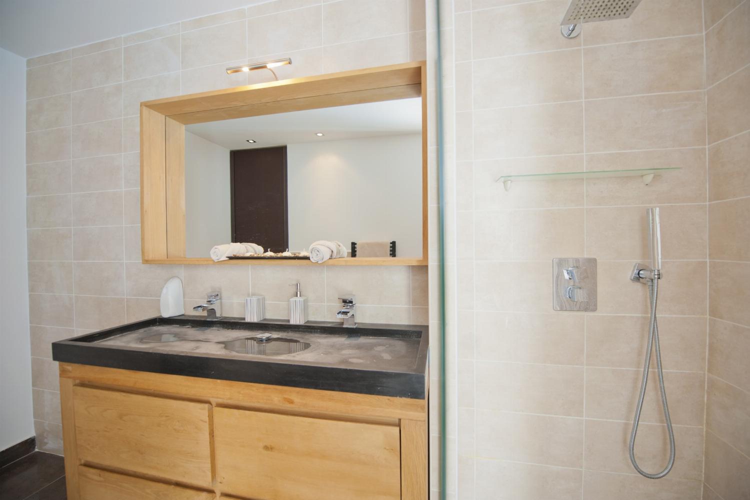 Bathroom | Holiday villa in the South of France