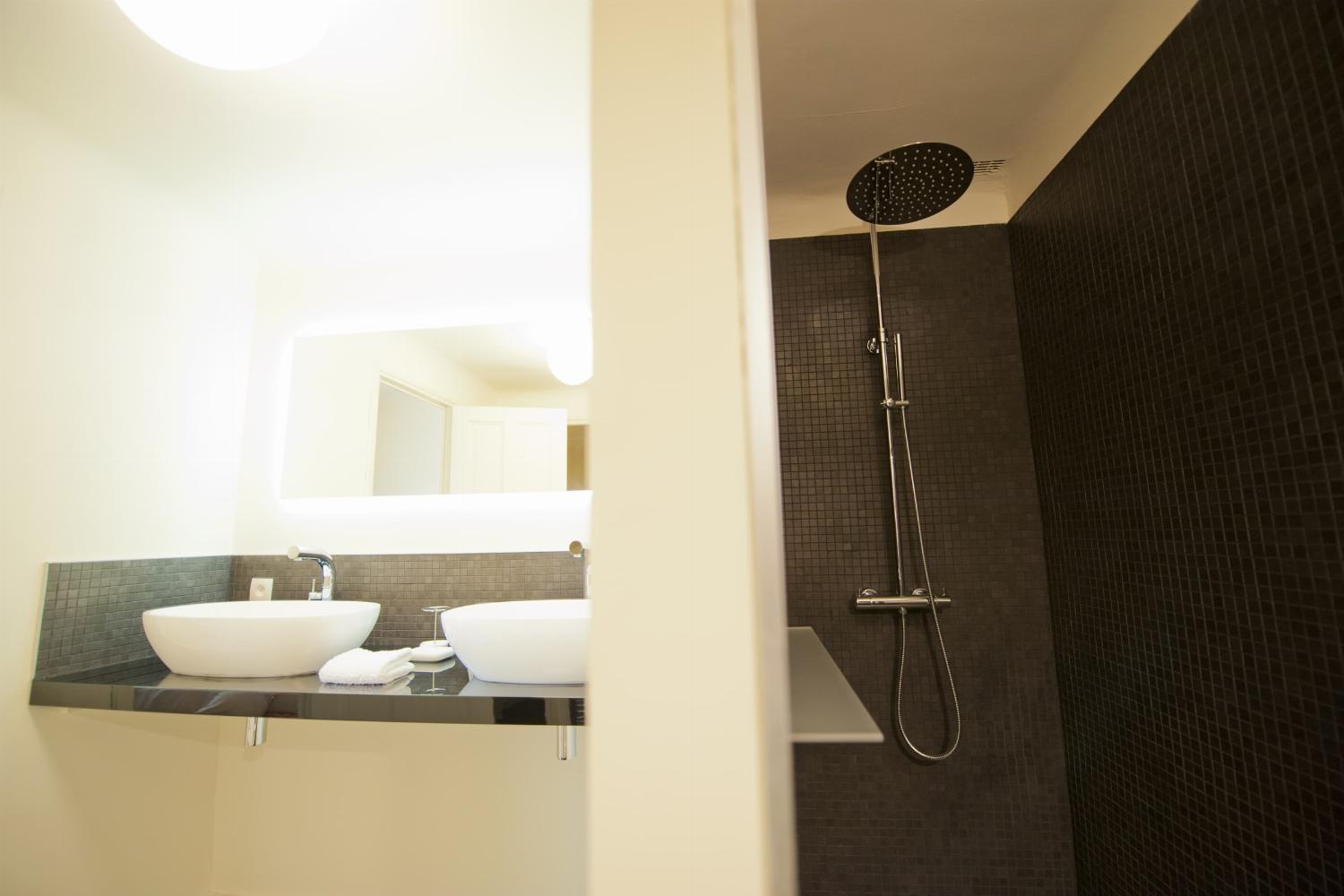 Bathroom | Holiday château in the South of France