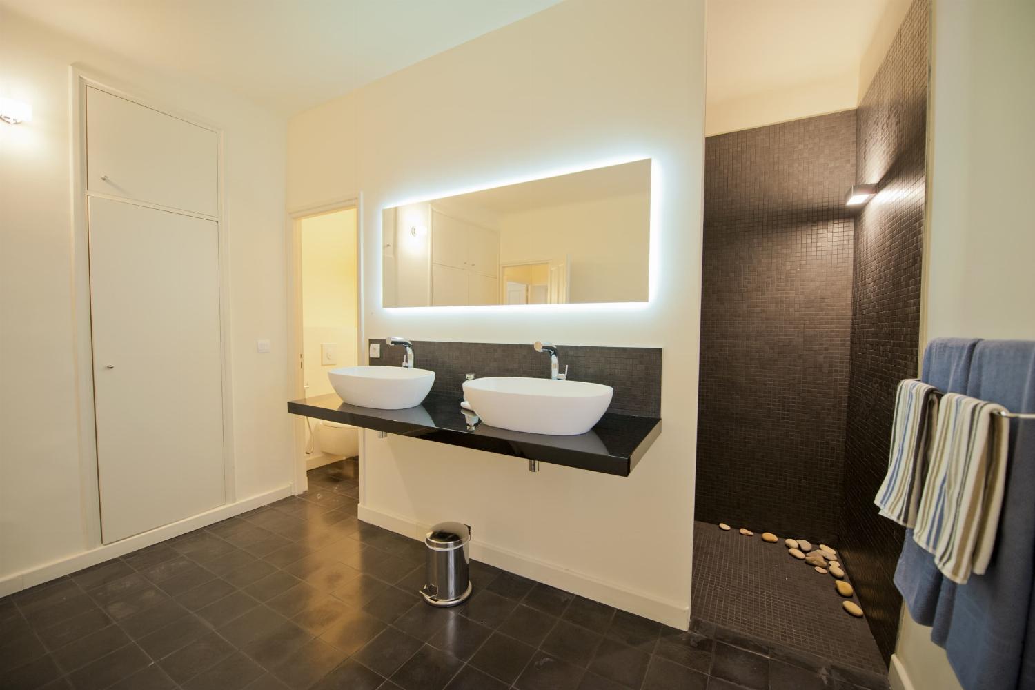 Bathroom | Holiday château in the South of France