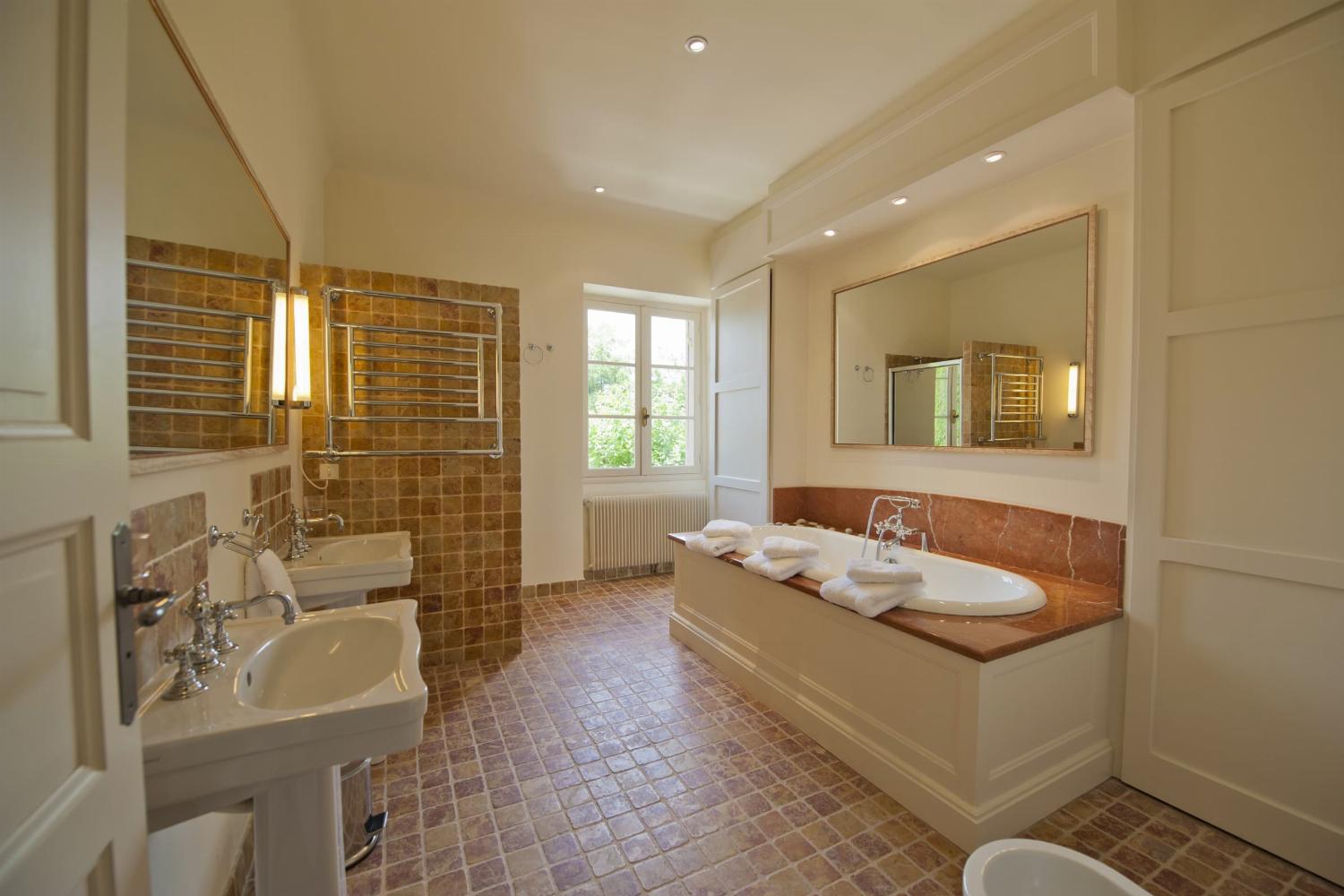 Bathroom | Holiday château in the South of France