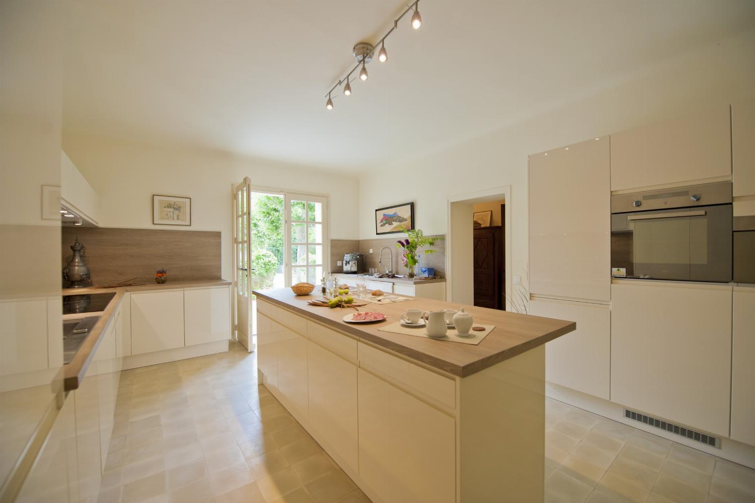 Kitchen | Holiday château in the South of France