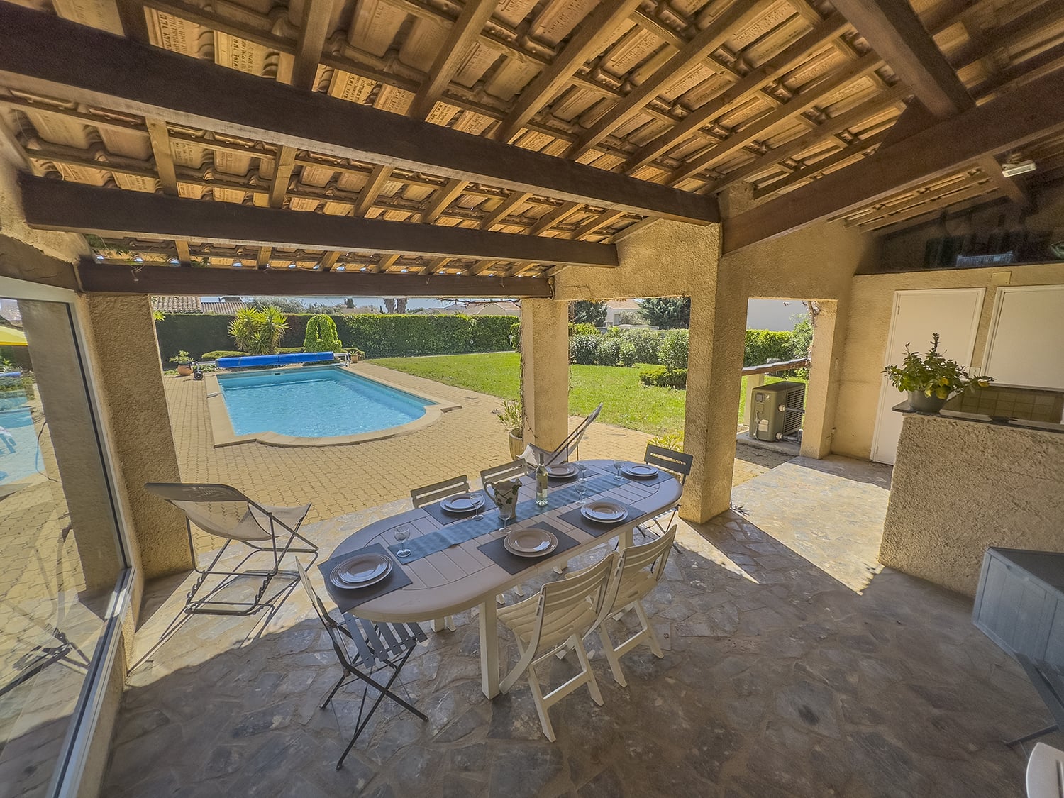 Covered dining terrace